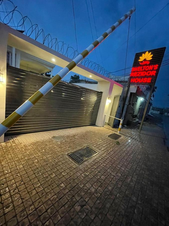 Shelton'S Rezidor House Hotel Peshawar Exterior photo